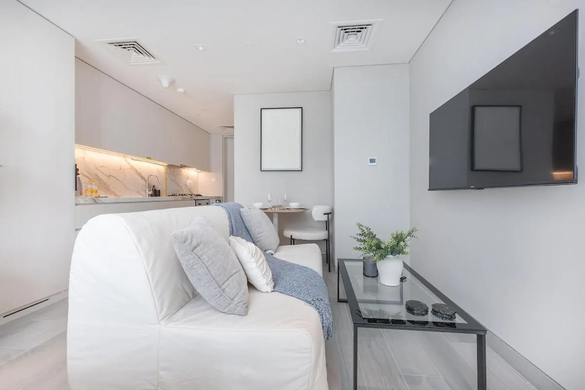 Pristine Studio With Spectacular View In Dubai Marina Apartment